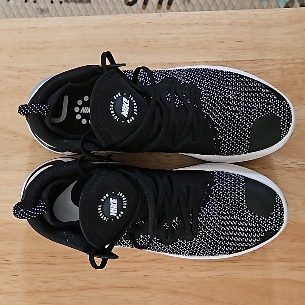 NIKE RUNNING SHOES
